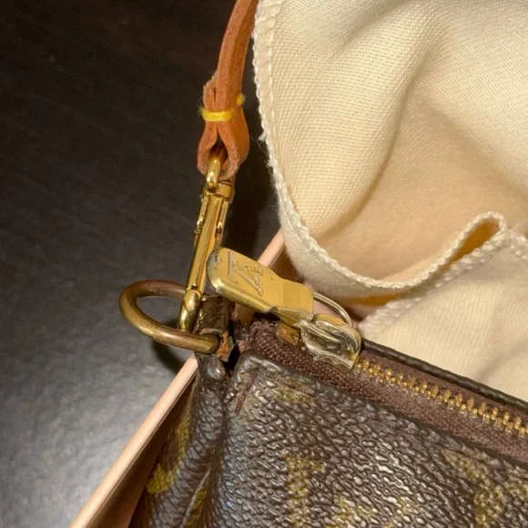 Louis Vuitton Pochette Vintage Brown Monogram leather Shoulder bag 

Offers - Picture 13 of 14